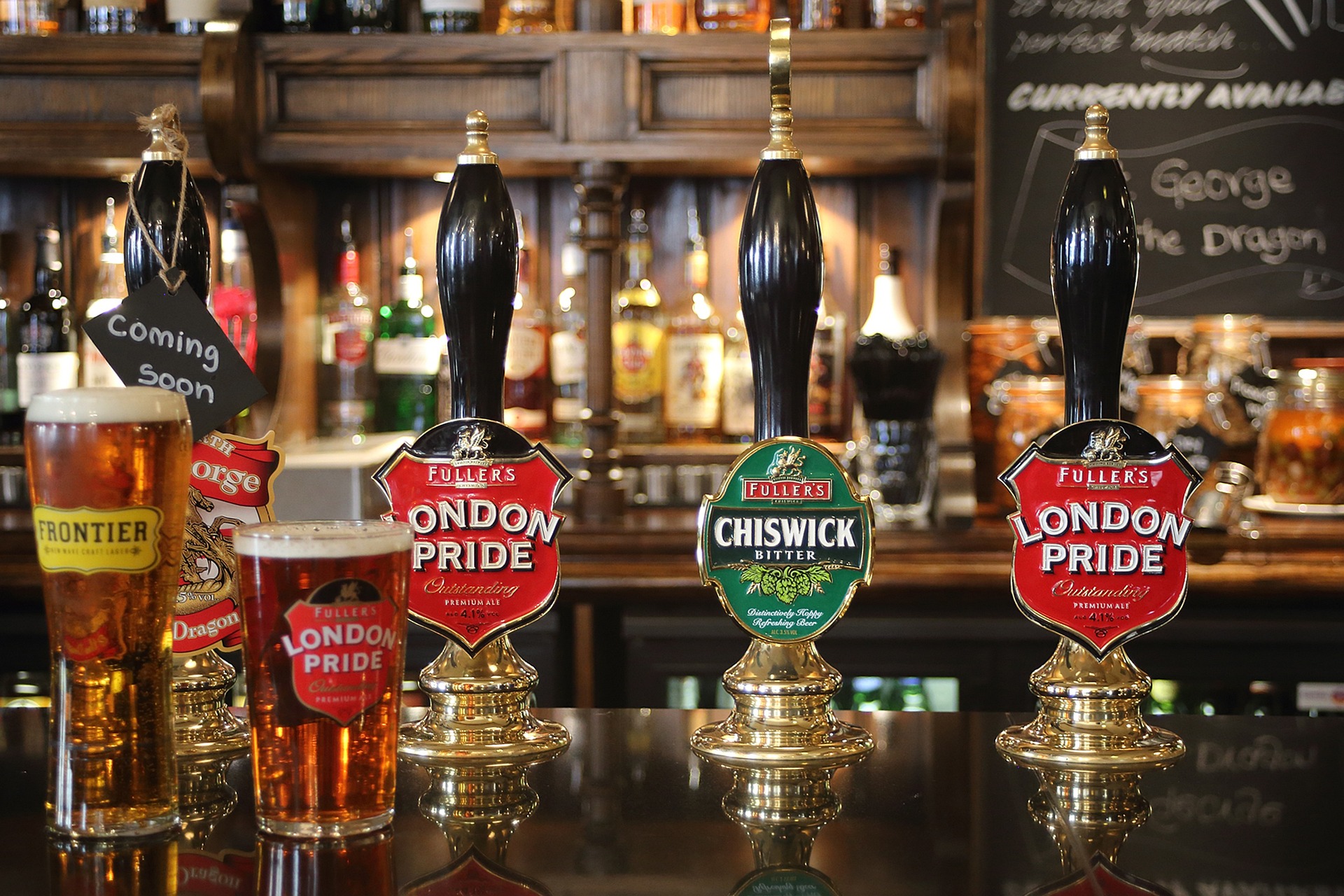 Le comptoir d’un pub typiquement anglais attire chaque soir de nouveaux clients