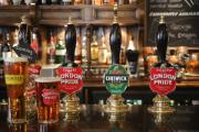 Le comptoir d’un pub typiquement anglais attire chaque soir de nouveaux clients