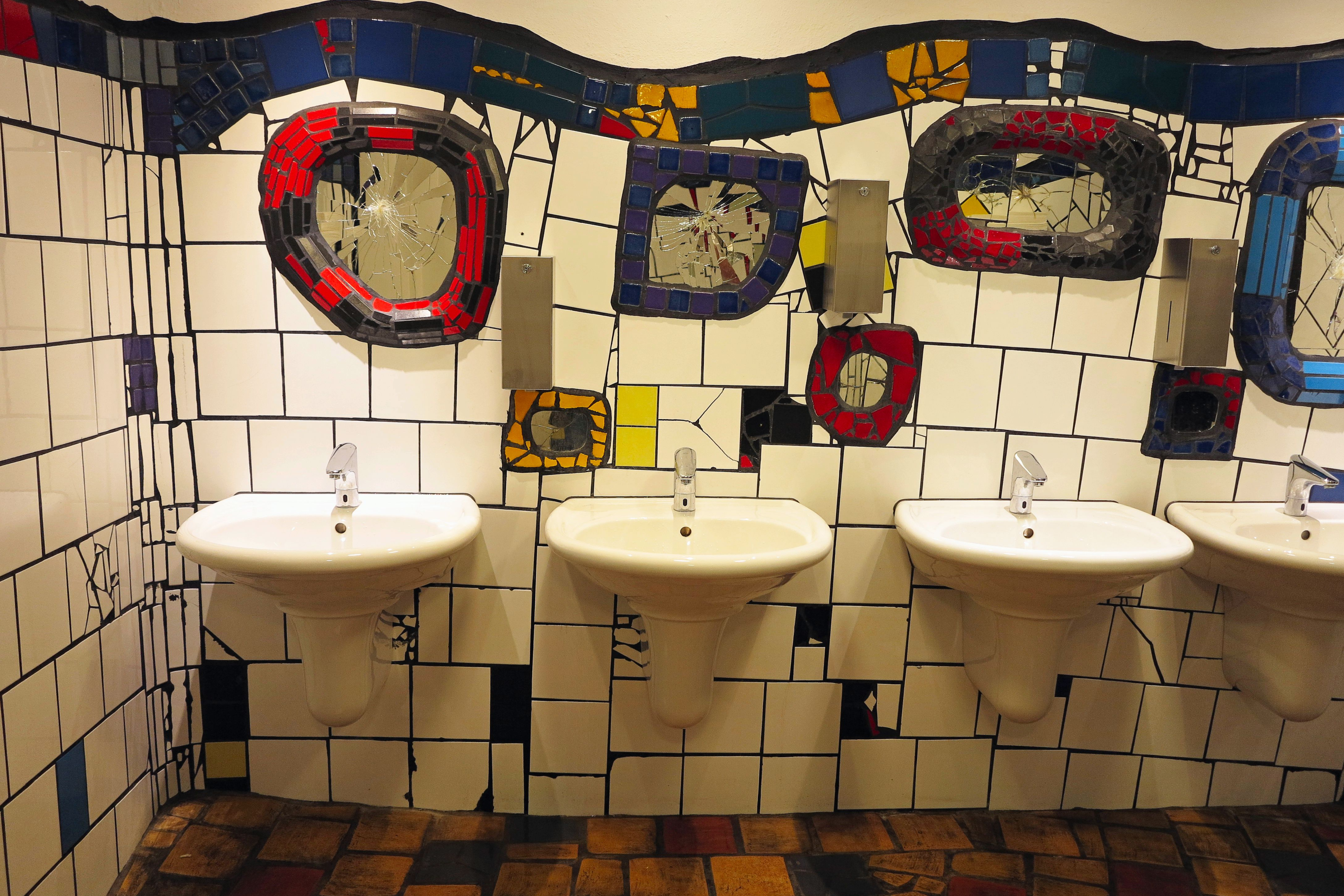 Toilettes publiques de la maison Hundertwasser Vienne, une expérience unique.