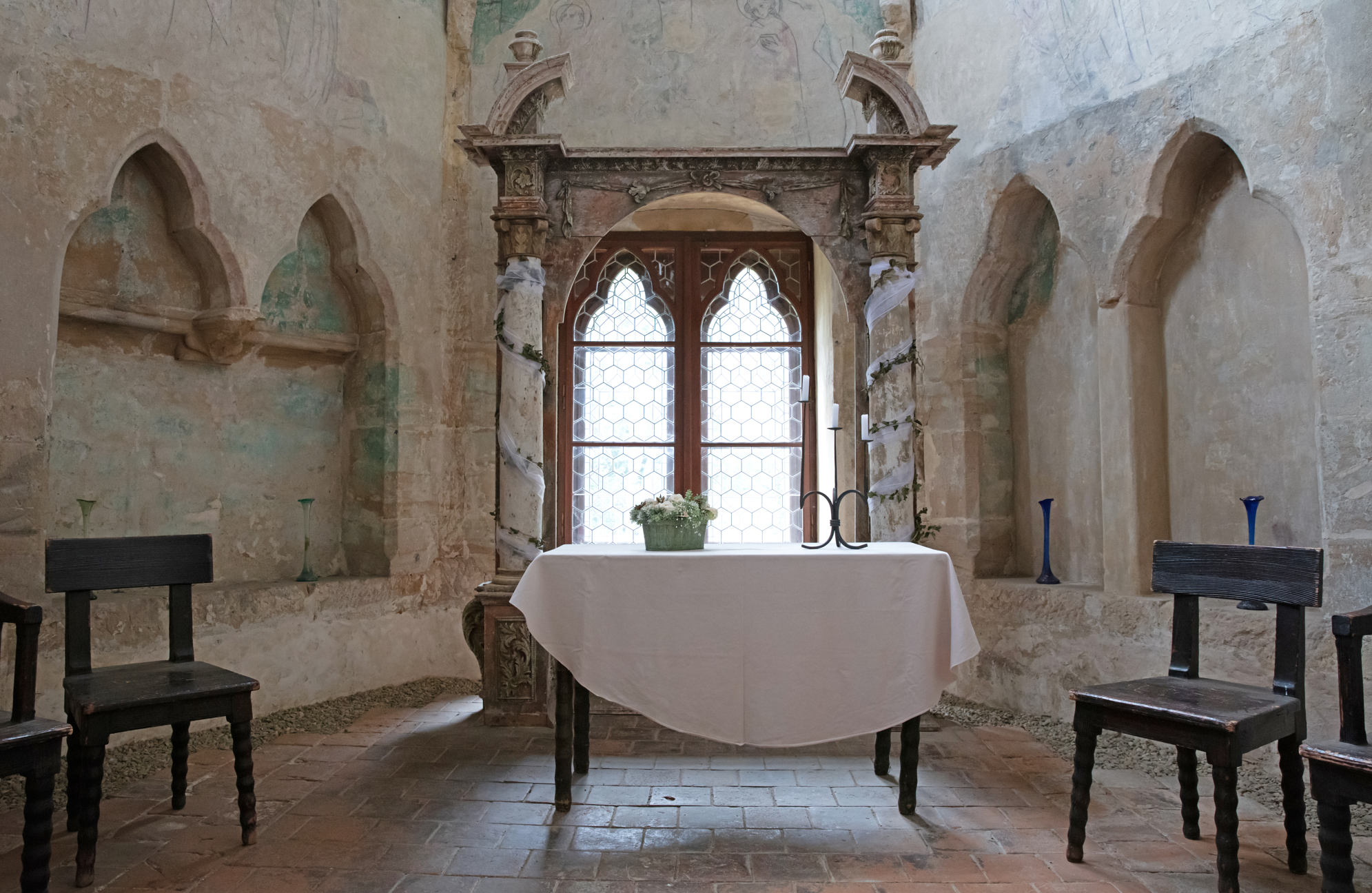 Vue intérieure du mystérieux château de Houska en Tchéquie avec ambiance de chapelle et détails inquiétants