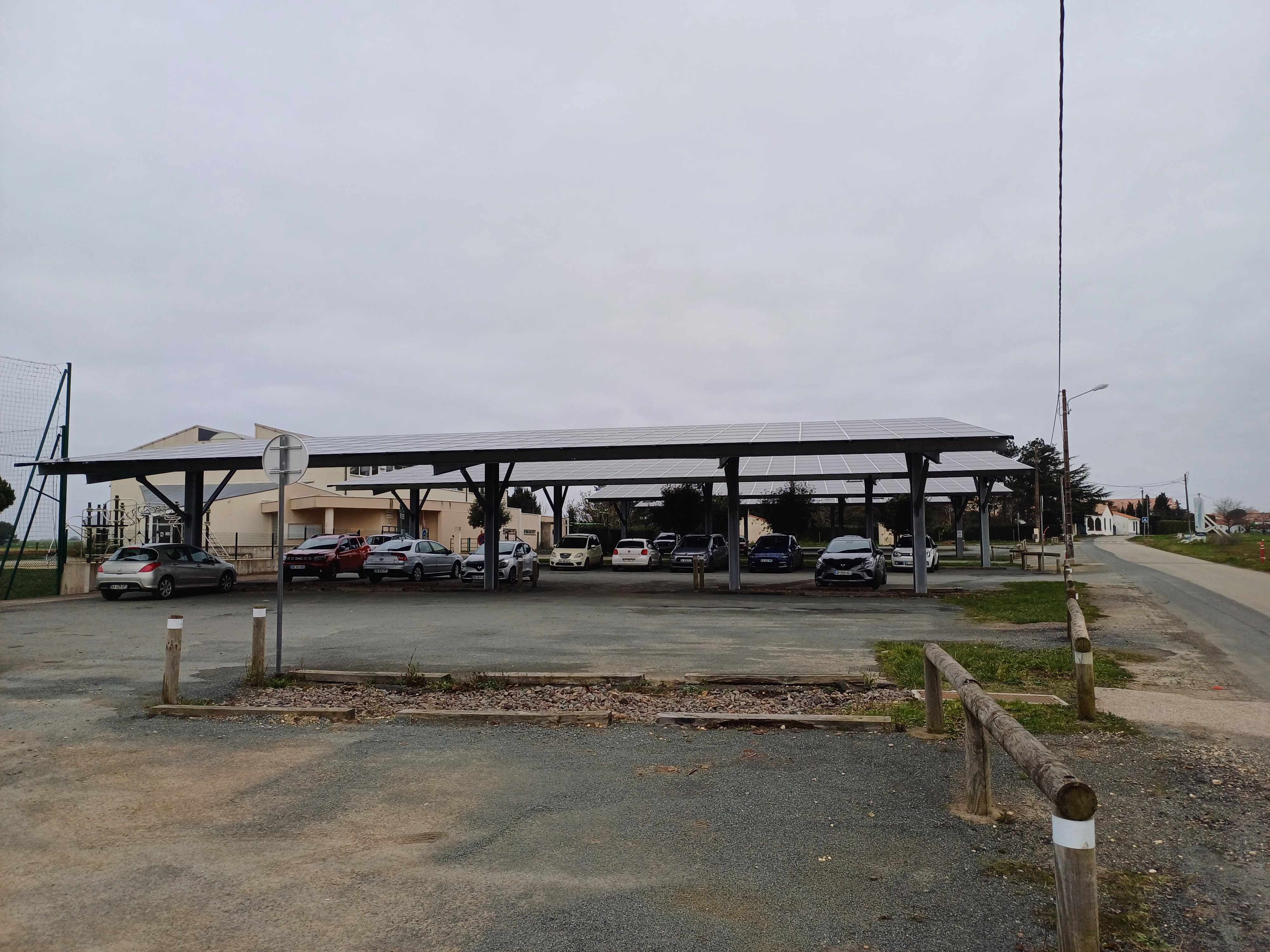 Ombrières photovoltaïques sur parking en Vendée fournissant énergie solaire et ombrage aux véhicules