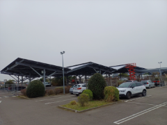 Ombrières photovoltaïques protégeant véhicules et automobilistes tout en produisant de l’énergie propre en Vendée.