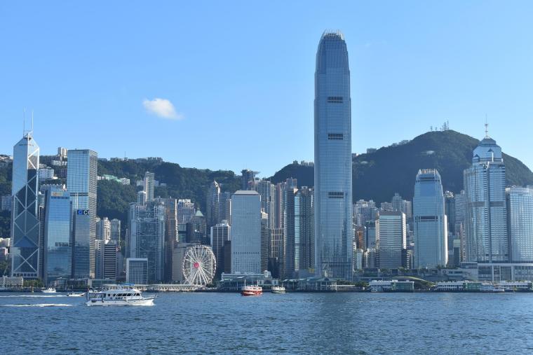 Gratte-ciel modernes à Hong Kong, symbole de construction urbaine avancée et d’innovation architecturale.