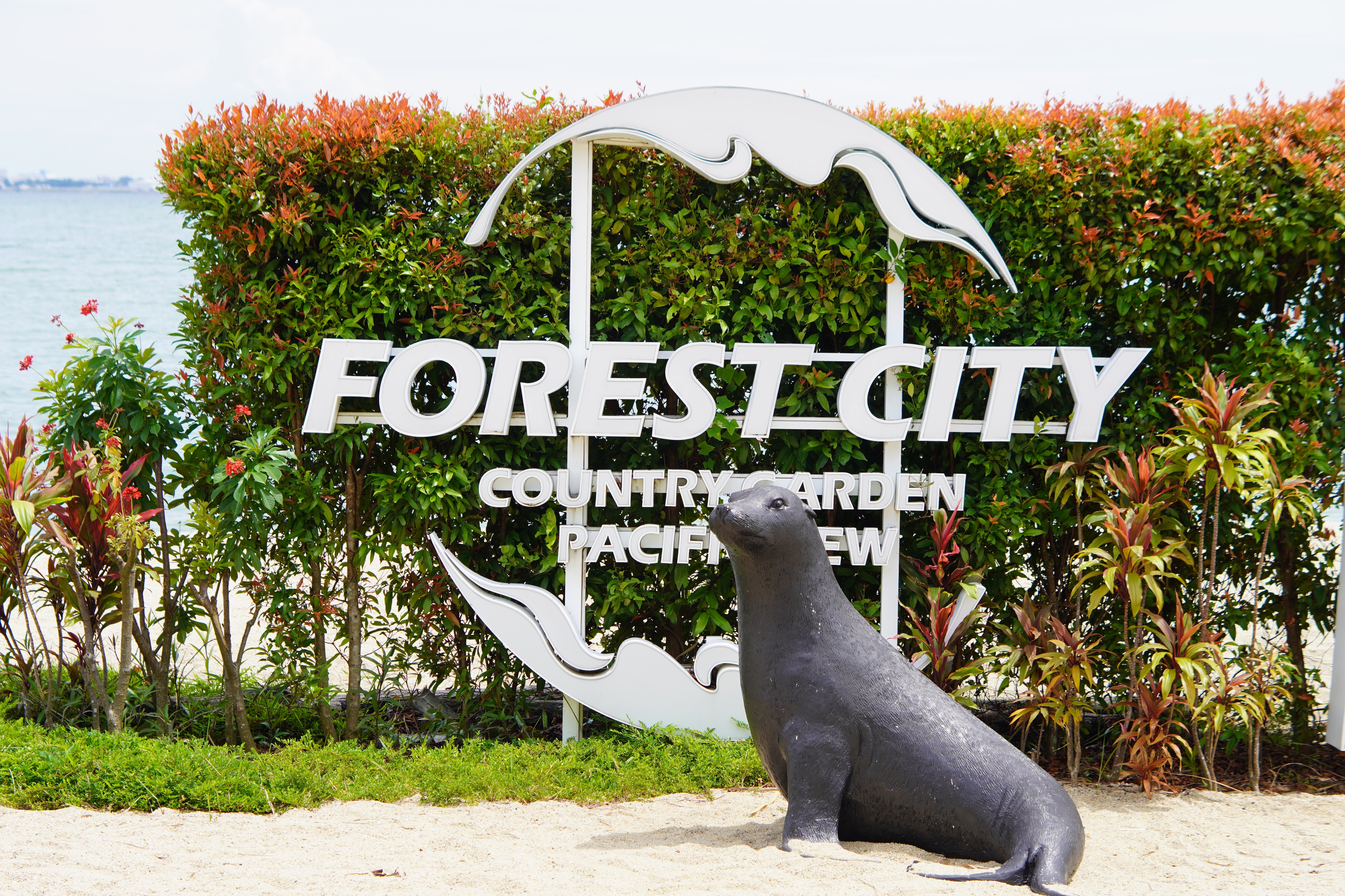 Monumentale porte d’entrée de Forest City en Malaisie, avec une architecture moderne et des éléments verts