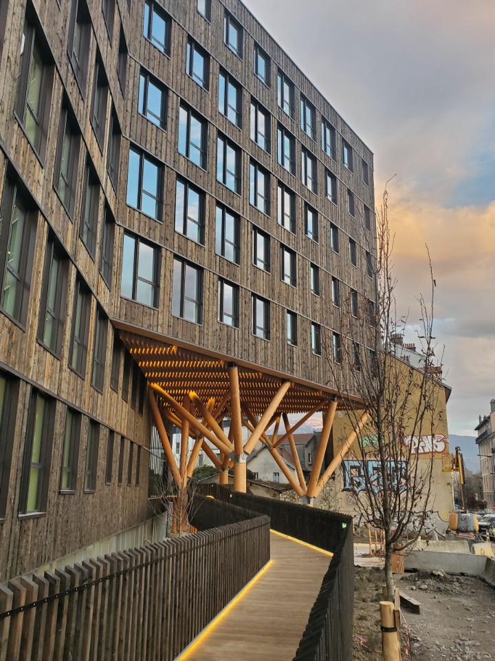Immeuble de bureaux WOOD, sur piliers bois | © CBS-Lifteam