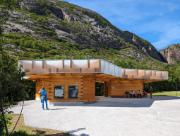 Vue extérieure du bâtiment de service moderne devant le paysage de Torghatten