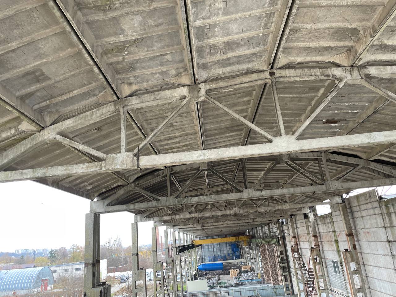 Structure de toiture en poutres précontraintes, vue détaillée