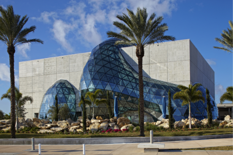 Extérieur du musée Salvador Dalí à Saint-Pétersbourg, en Floride, mettant en valeur son design architectural unique.