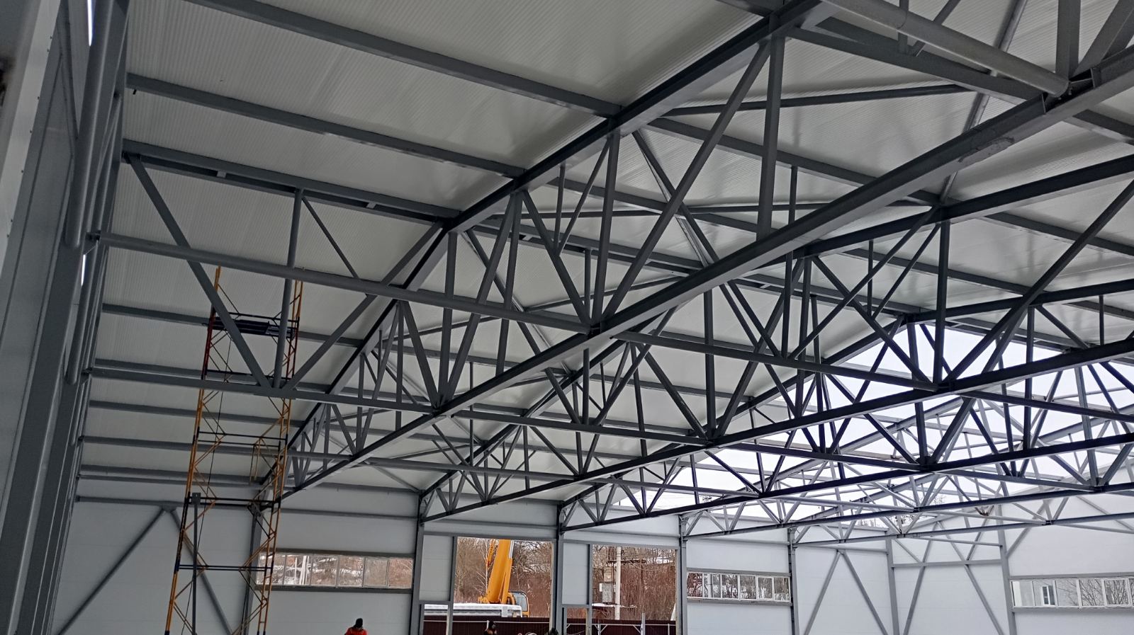 Vue détaillée de la structure porteuse de la toiture en acier d’une halle