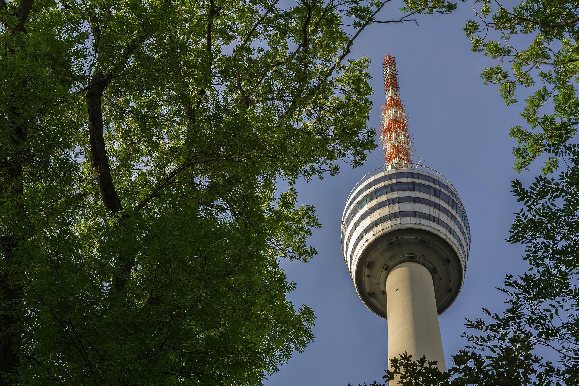 Vue sur la tour de télévision de Stuttgart de Friz Leonhardt