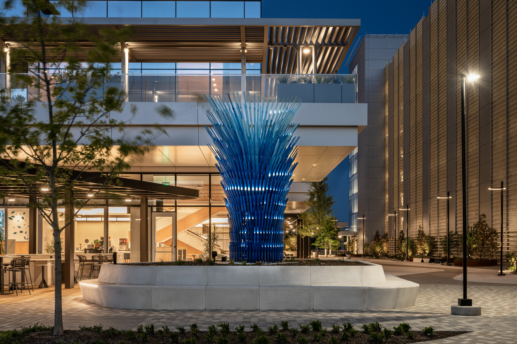 Sculpture composée d’éléments de façade métalliques « Bluebonnet » à Dallas, Texas