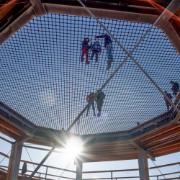 Filet d’escalade au milieu de la plateforme panoramique