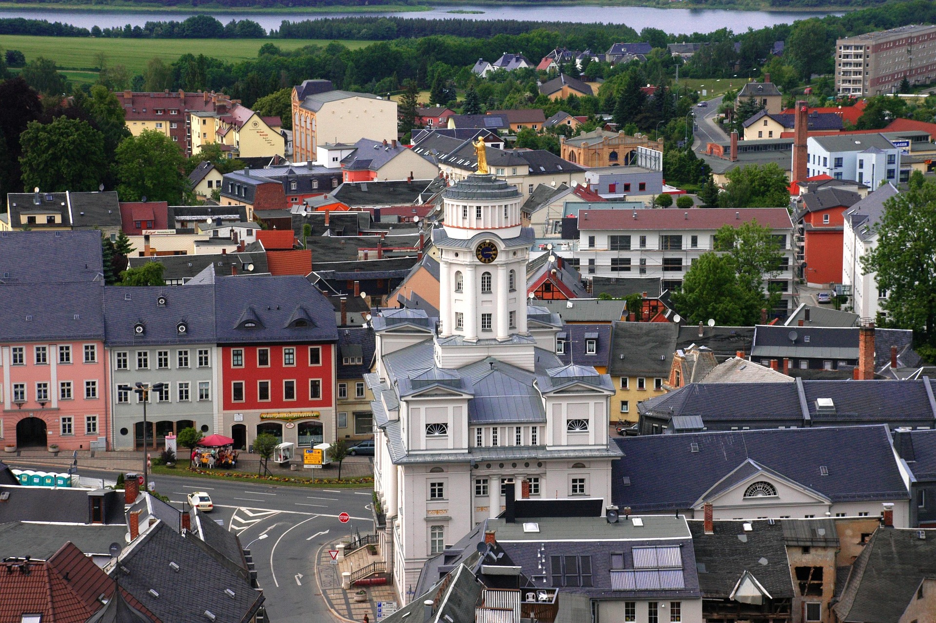 Vue sur Zeulenroda en Thuringe avec son lac de barrage construit à l’époque de la RDA