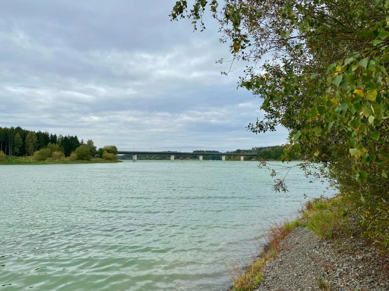 Le pont sur le lac de barrage de Zeulenroda, Thuringe, Allemagne