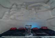 Chambre d’hôtel grise avec relief artistique en glace à l’ICEHOTEL de Jukkasjärvi