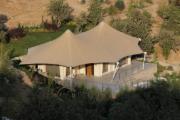 Gros plan d’une élégante toiture à membrane conçue dans le cadre d’un projet architectural.