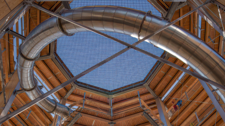 Vue intérieure de la tour d’observation en bois à forme de spirale