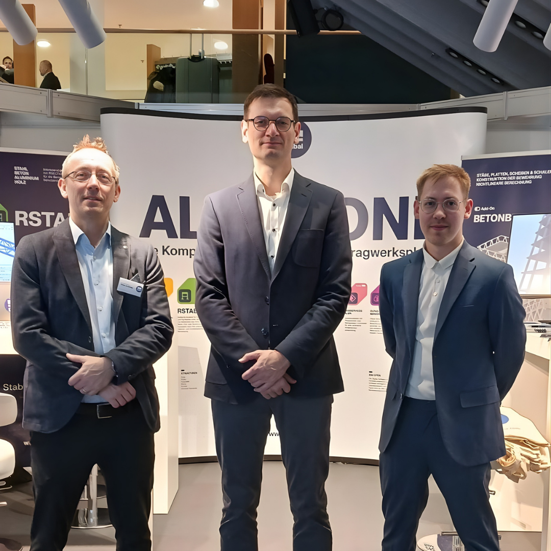 Trois employés de Dlubal se tiennent au stand de l’BIM World Munich 2025 devant des bannières de RFEM, RSTAB et d’autres produits Dlubal.