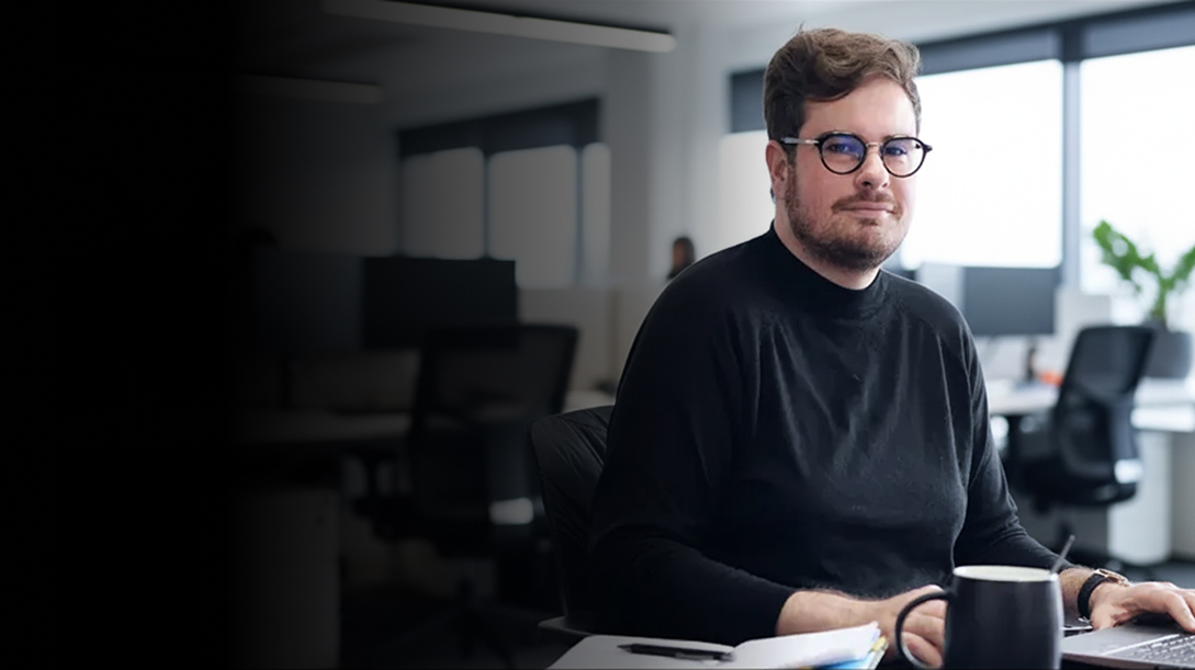 Othman de l'équipe de ventes utilise un ordinateur pour présenter des solutions de modélisation et d'analyse de structures en acier.