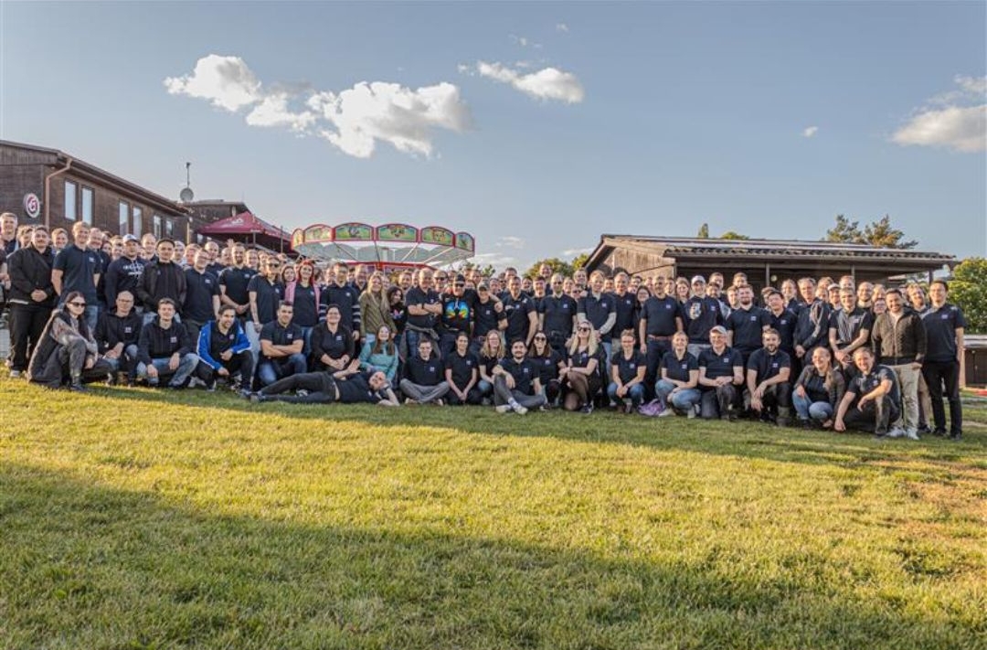 Équipe de la société lors d’une excursion à Pilsen en 2025, photo de groupe détendue.
