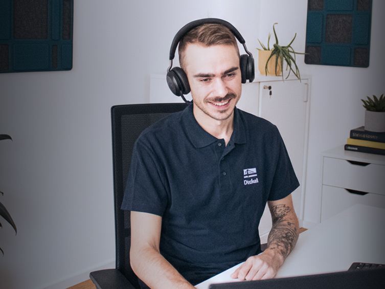 Erik Bücher, commercial expérimenté, pose pour une photo de profil d’entreprise.
