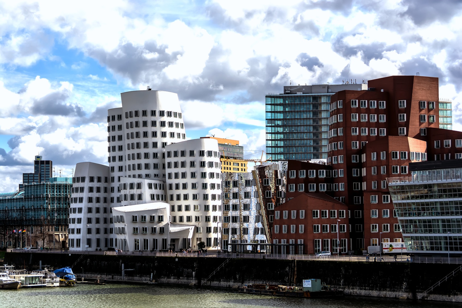 Zollhof à Düsseldorf, bâtiment iconique de Frank Gehry avec un design unique.