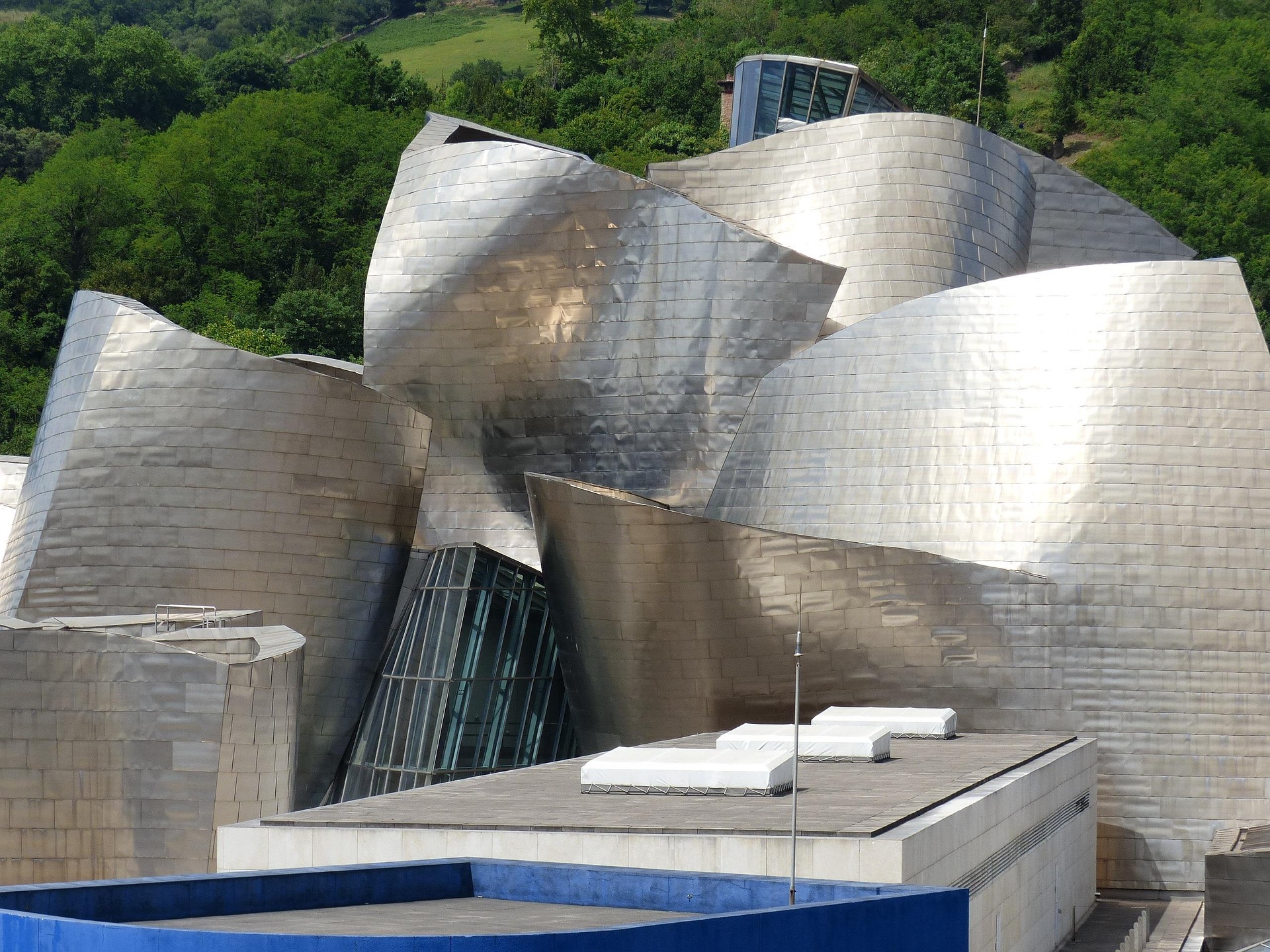 Détail architectural du musée Guggenheim à Bilbao