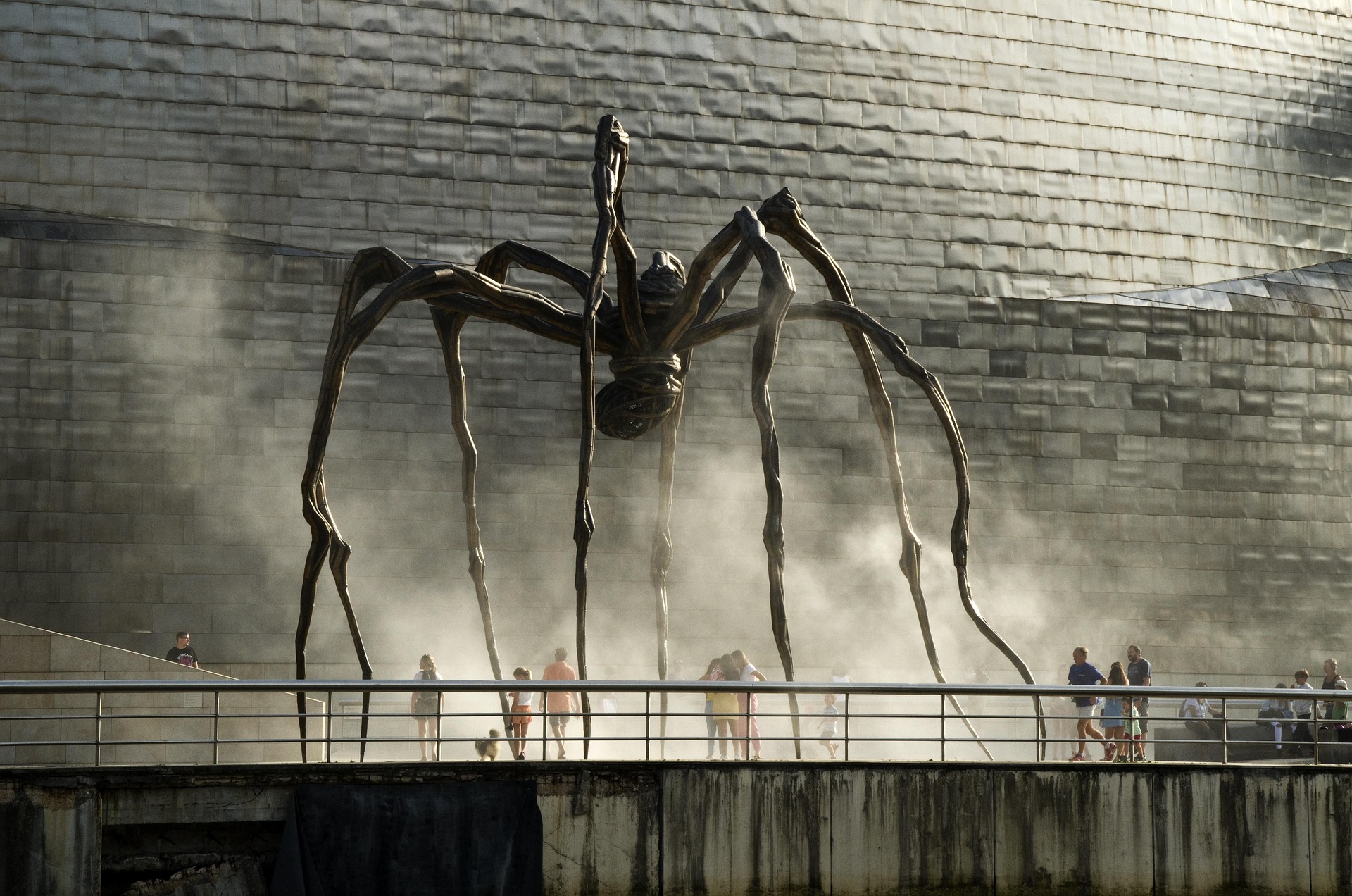 Sculpture impressionnante d’araignée devant le musée Guggenheim à Bilbao.