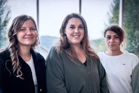 Une équipe administrative collabore lors d’une réunion, concentrée sur les tâches et les discussions de projet.