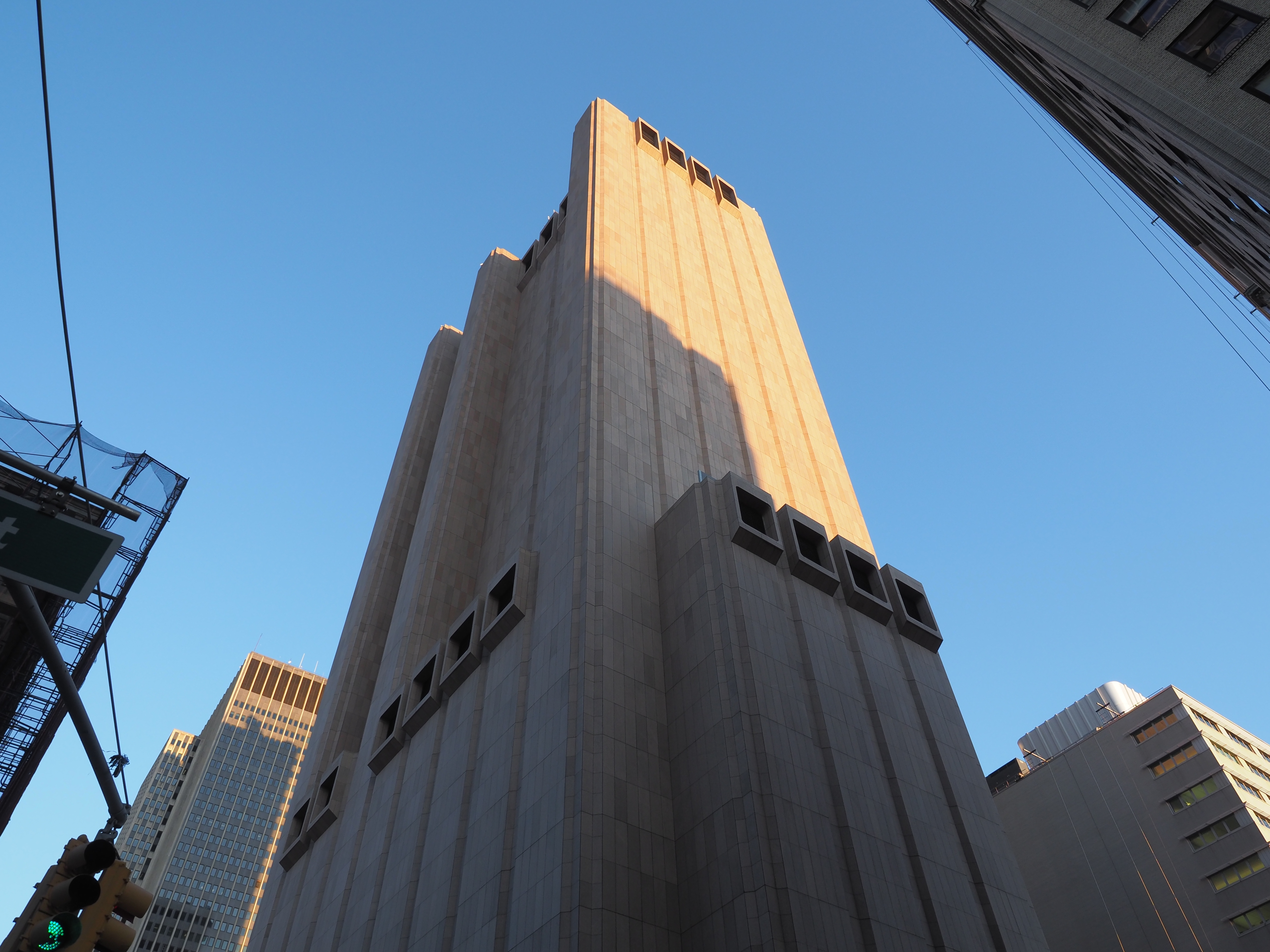 Le 33e rue Thomas, à New York, est un exemple frappant de brutalité dans l'architecture moderne.