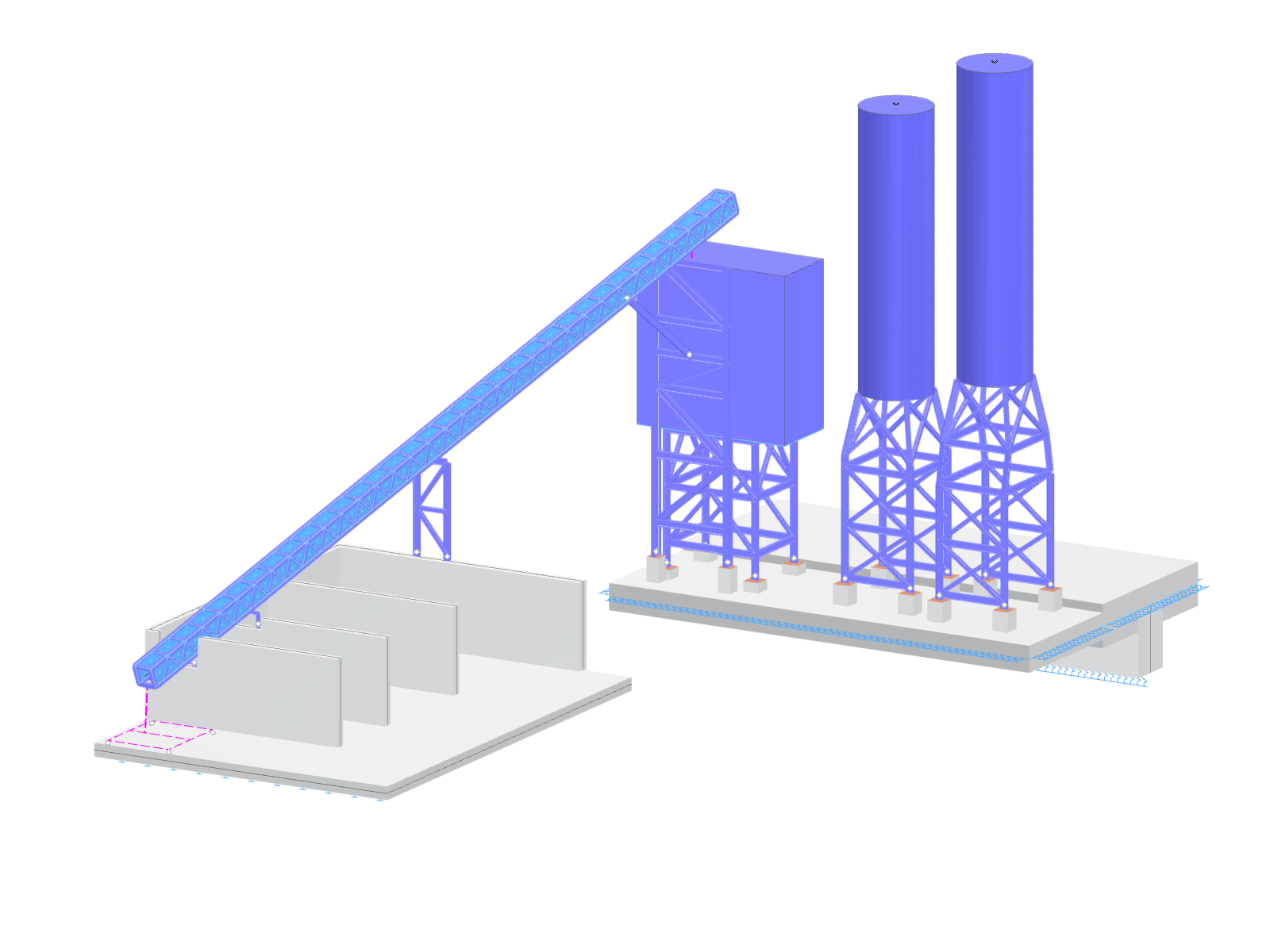 Processus de mélange moderne dans une centrale à béton avec des grands silos et convoyeurs