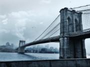 Le pont de Brooklyn, reliant Manhattan et Brooklyn, est une structure emblématique de New York, conçue par John Augustus Roebling.