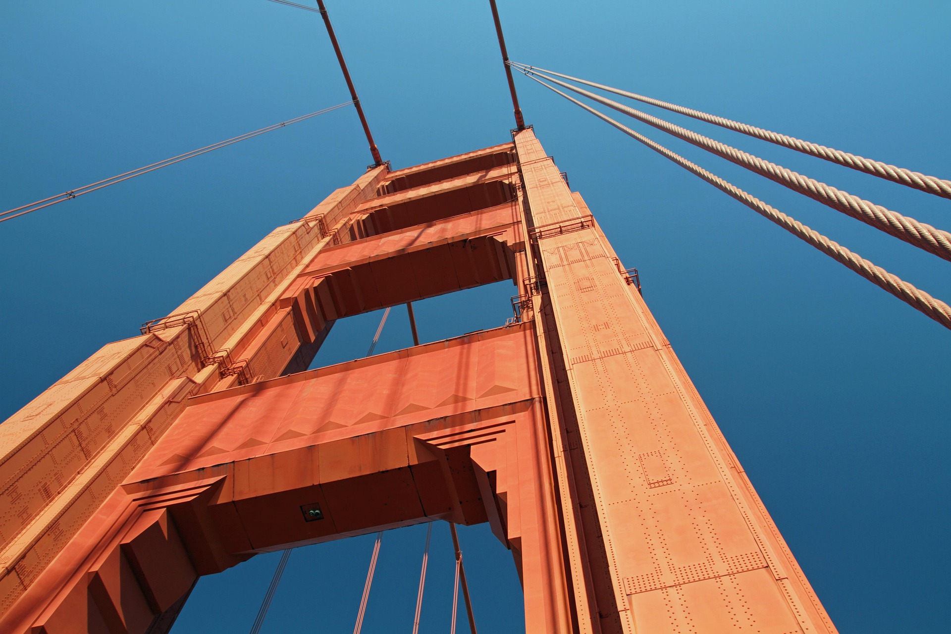 Structure de poteaux massifs de l’emblématique Golden Gate Bridge, un chef-d’œuvre d’ingénierie