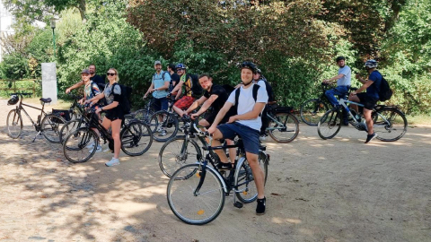 Un groupe d’employés fait du vélo dans le cadre d’une initiative de bien-être, promouvant la santé et le travail en équipe.
