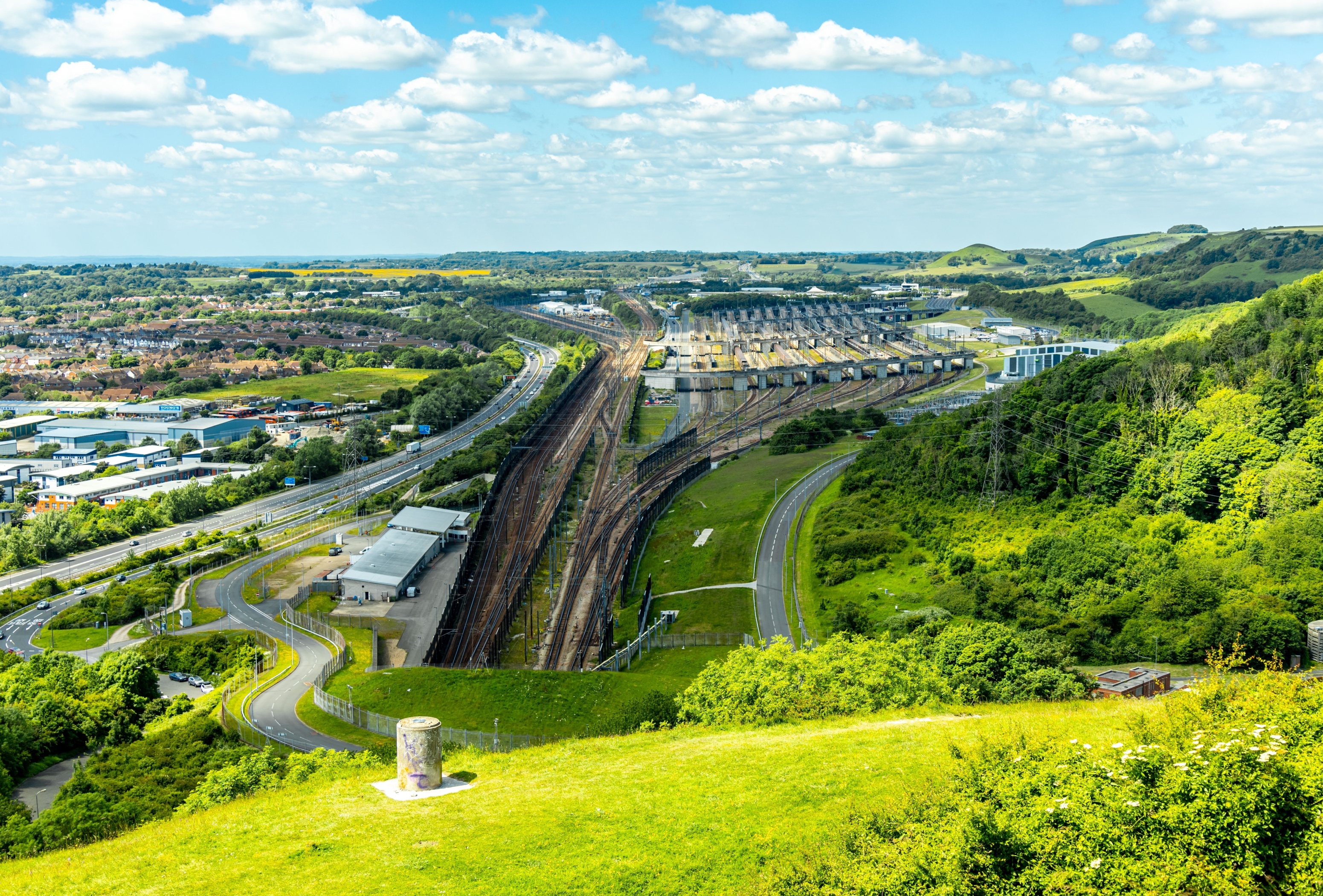 Entrée du tunnel sous la Manche dans un paysage ouvert, photo prise sous un ciel dégagé.