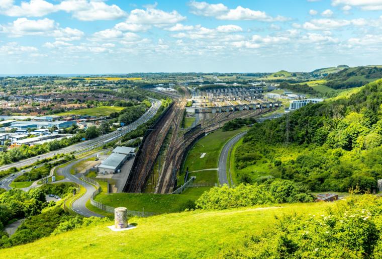 Entrée du tunnel sous la Manche dans un paysage ouvert, photo prise sous un ciel dégagé.