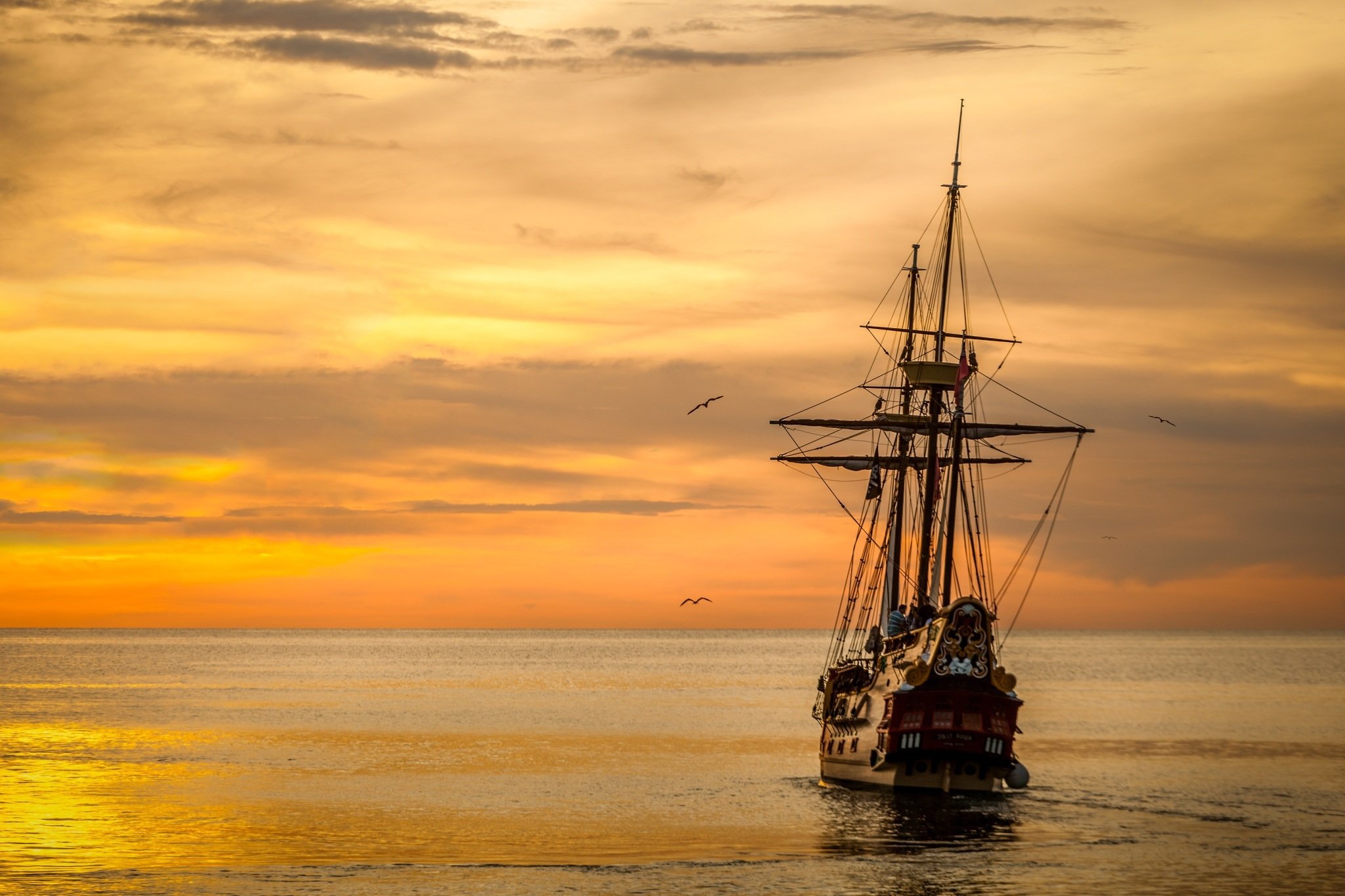 Navire à voiles historique corsaire comme moyen de transport traditionnel sur les routes commerciales entre les continents.