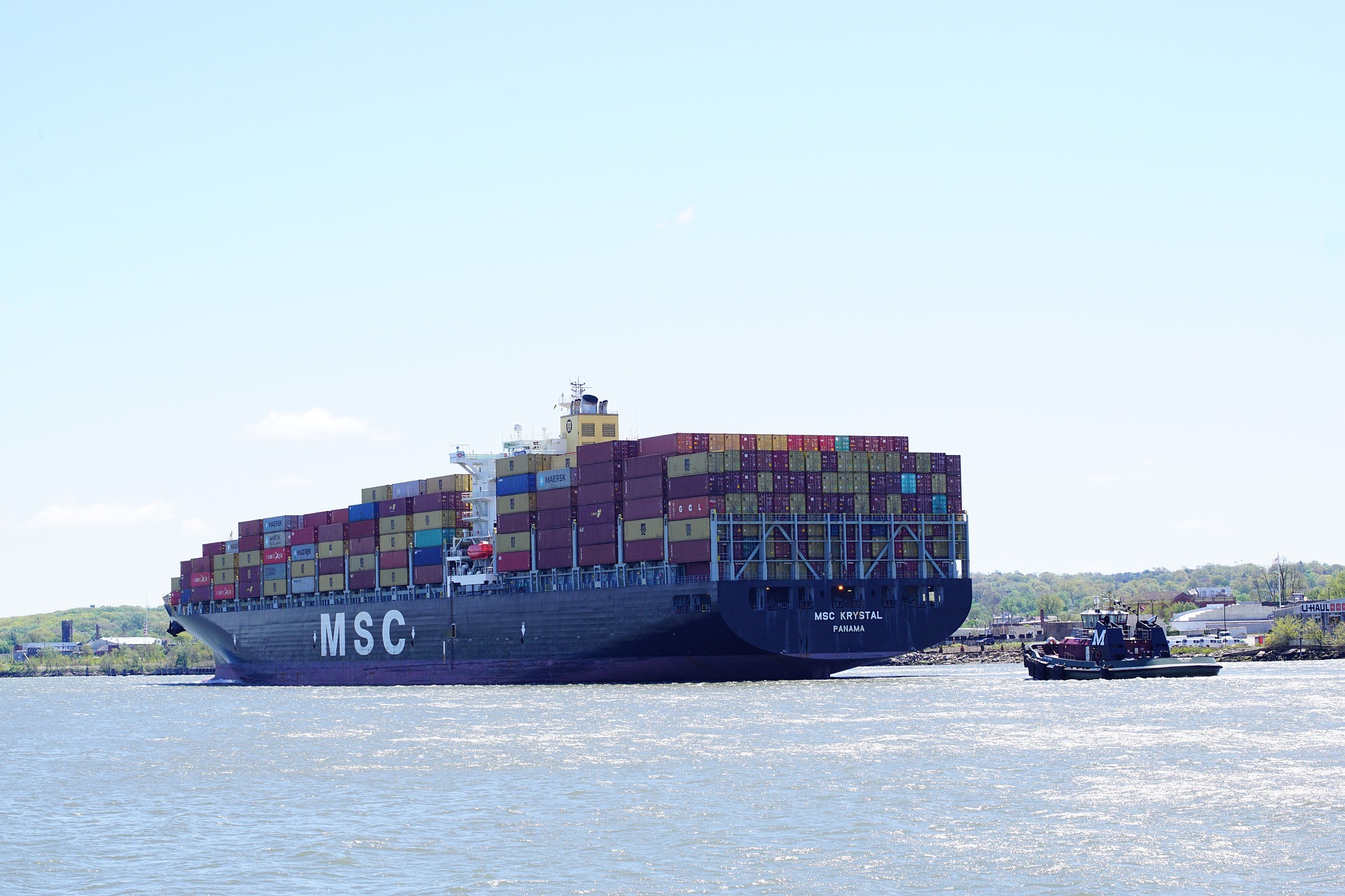 Un porte-conteneurs traverse le canal de Panama pour passer les écluses