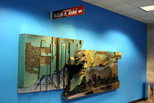 L’hommage rendu à Fazlur Rahman Khan dans la Willis Tower témoigne du respect pour son œuvre majeure en architecture.