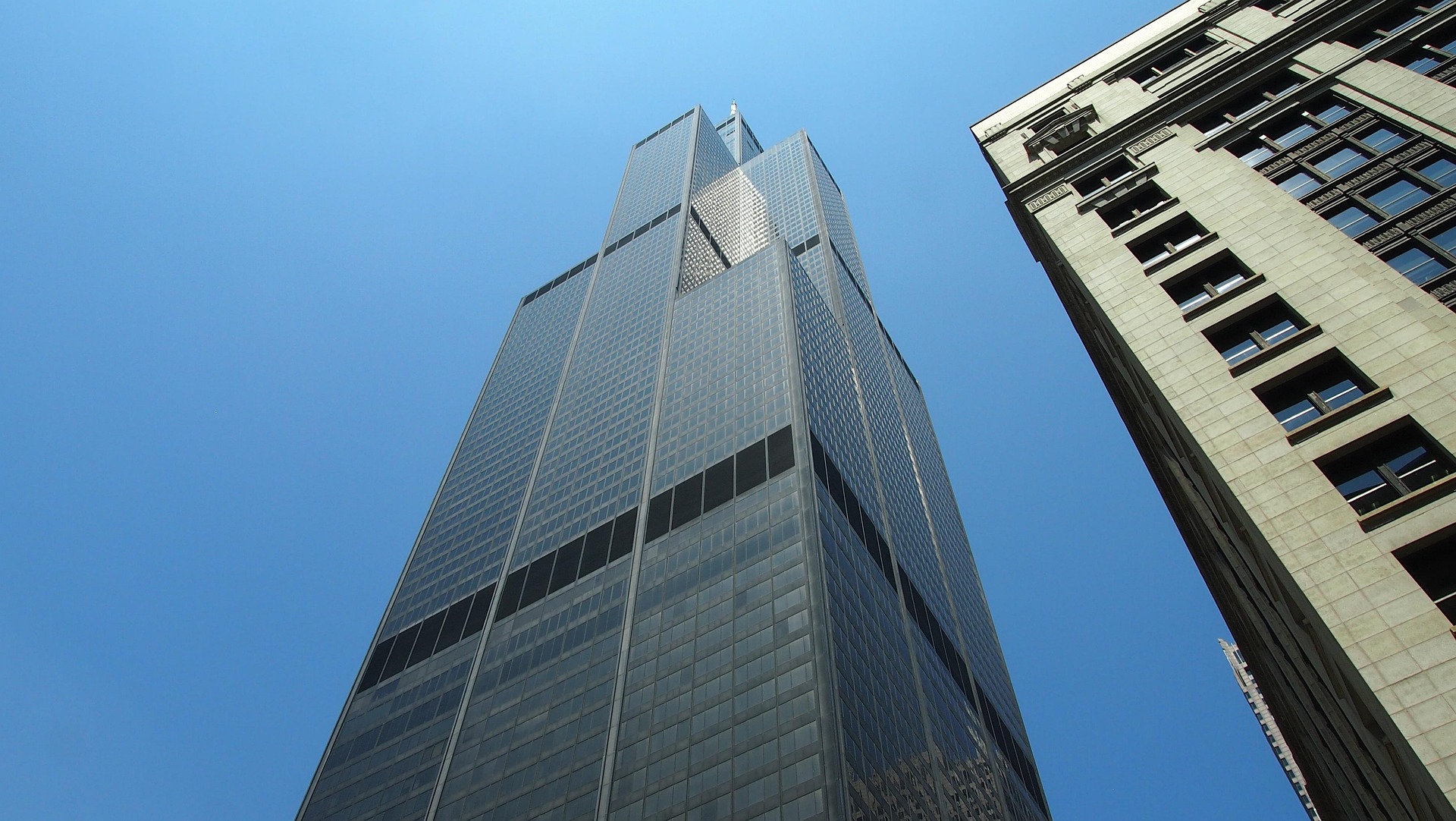 La Willis Tower aux États-Unis, conçu par Fazlur Rahman Khan, est un ouvrage remarquable.