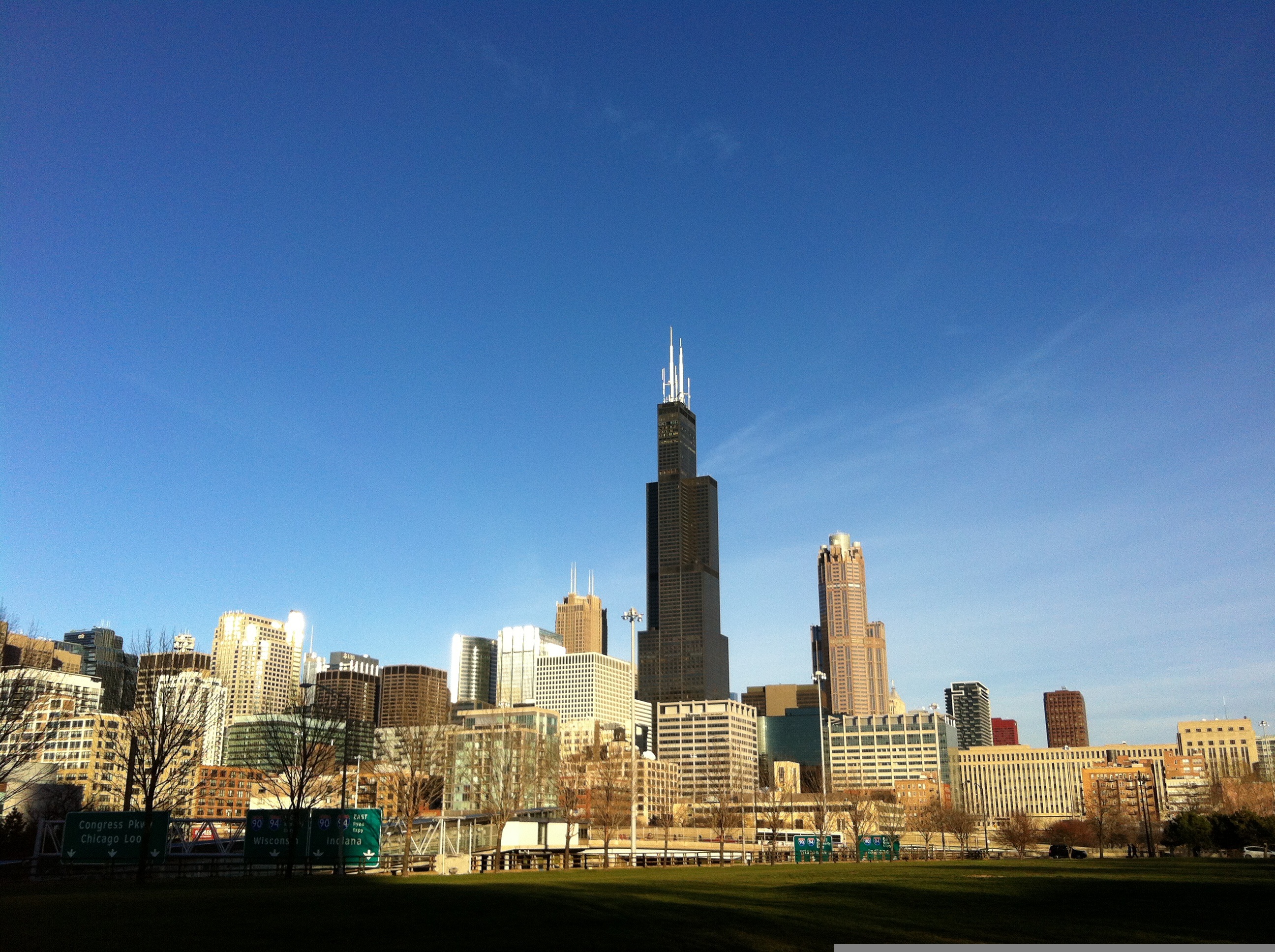 La Willis Tower, une architecture impressionnante, domine la silhouette de la ville par sa hauteur remarquable et son design distinctif.