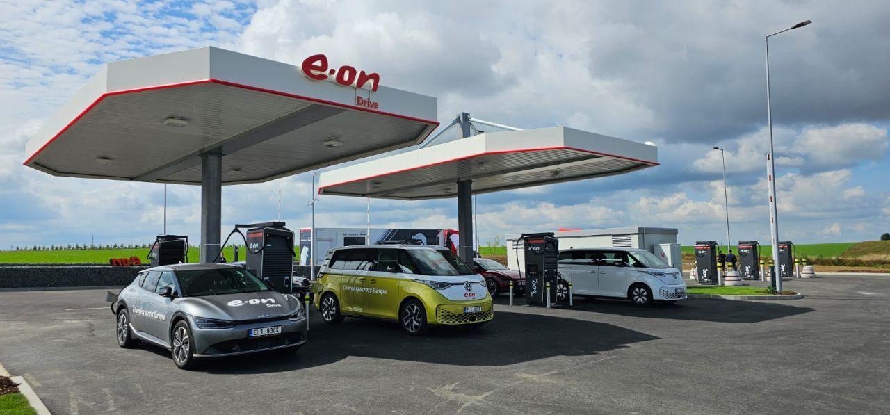 La station de recharge pour véhicules électriques est composée de poutres en acier avec toiture de protection solaire.