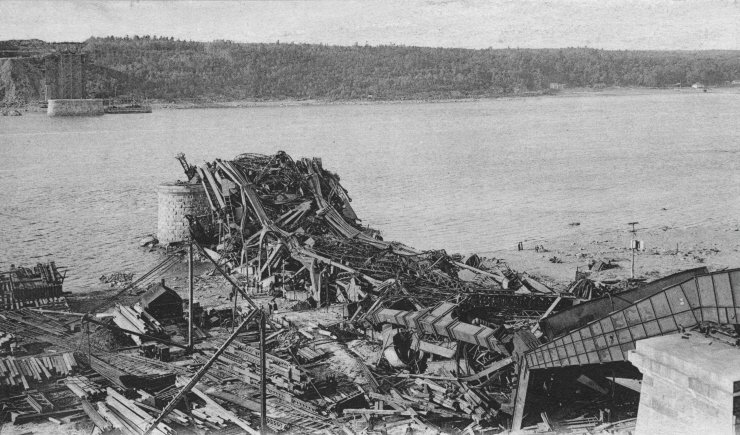 Le pont de Québec après son effondrement en 1907 montre la structure en ruines et les conséquences de l’effondrement.