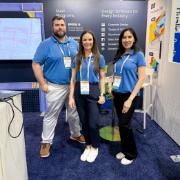 L’équipe de Dlubal Software, dont Amy Heilig, Cisca Tjoa et Matt Frantz, est présente sur son stand lors d’une conférence à Atlanta.