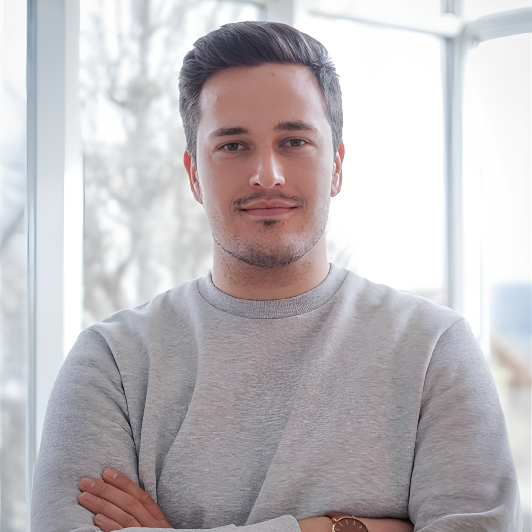 Matthias Ebnet, chef d’équipe Administration chez Dlubal Software, debout les bras croisés dans un bureau moderne.