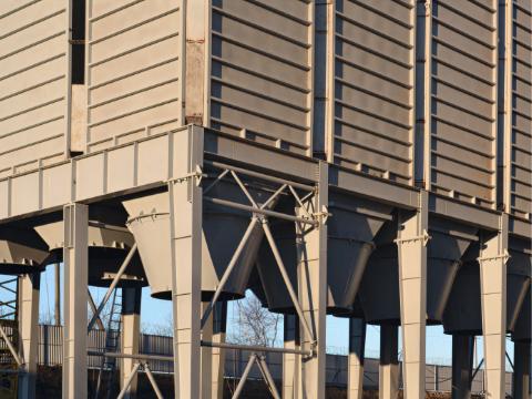 Un complexe de silos en acier conçu pour le stockage de farine en Ukraine, construit par PPVP KARKAS, mettant en valeur l’ingénierie agricole moderne.