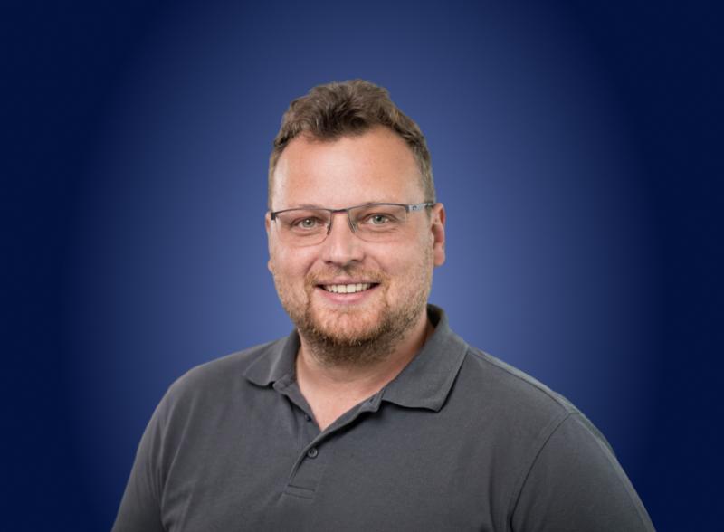 Portrait professionnel de l’ingénieur Václav Luzar de la société Carl Stahl dans un cadre formel.