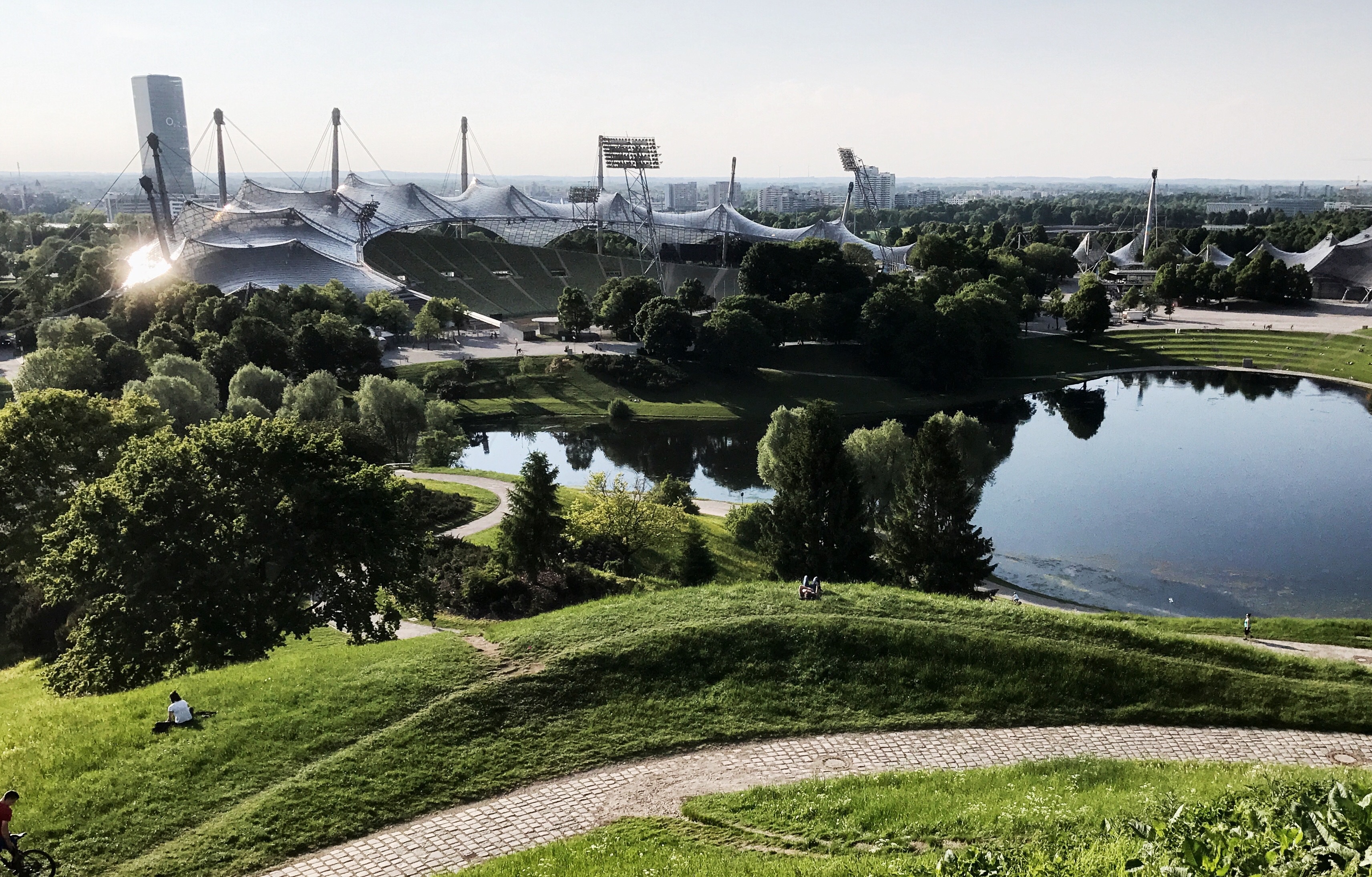 Environnement artificiel autour du stade olympique de Munich est représenté. Des éléments architecturaux et des espaces verts sont visibles.