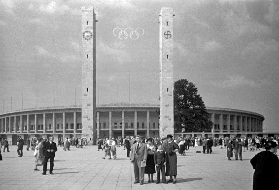Stade olympique de Berlin lors des Jeux olympiques d'été de 1936, lieu historique de l'événement.