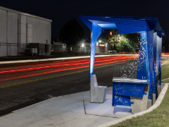 Vue d’un arrêt de bus moderne à Columbus, États-Unis, au design unique.